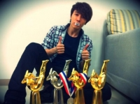 Donghae (Super Junior) chụp ảnh cùng với 4 giải thưởng của nhóm