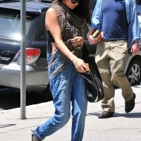 Selena Gomez khoe nội y sexy trên phố