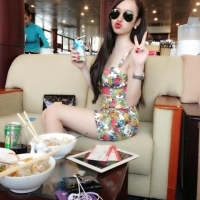 Ảnh em Angela Phương Trinh diện váy ngắn ngồi ăn phở sân bay Nội Bài ;))