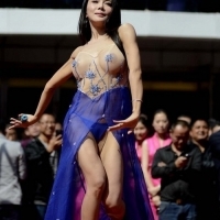 Sao Trung Quốc mặc khiêu dâm, múa hát lăn lộn trên sân khấu làm mấy zai đứng ngồi ko yên