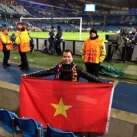 Ảnh chế bóng đá: Lộ diện CĐV mang cờ Việt Nam đến Etihad
