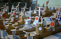 Nhân tài Việt Nam là đây: Hạm đội tàu chiến, máy bay bằng bìa carton