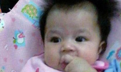 Bố dùng điện thoại vừa cho con bú bình, bé gái 3 tháng tuổi chết thảm vì sặc sữa :|