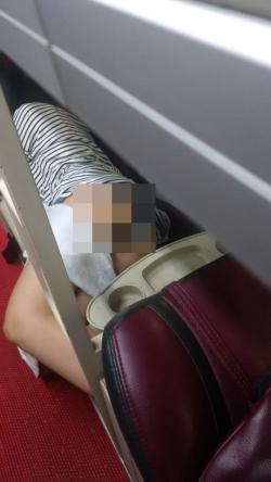 Mặc quần đùi siêu ngắn đi xe giường nằm, cô gái "hớ hênh" khiến dân mạng ngao ngán