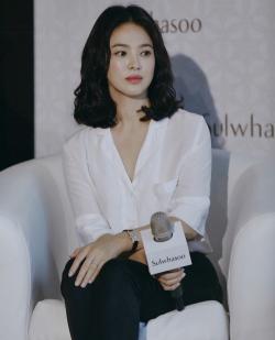 Loạt ảnh chứng minh vì sao netizen Hàn gọi Song Hye Kyo là 'búp bê sống'