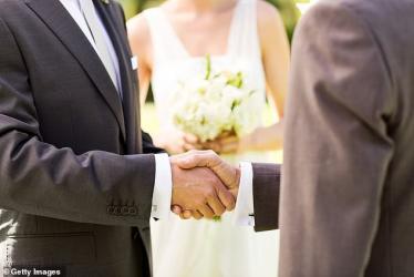 Gặp lại người mình từng "quan hệ" trong đám cưới, cô dâu choáng váng khi biết ông ta là ai