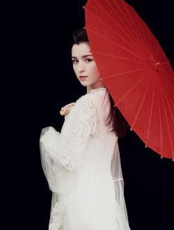 'Tiên nữ' Tân Cương tạo dáng với ô, quạt nan