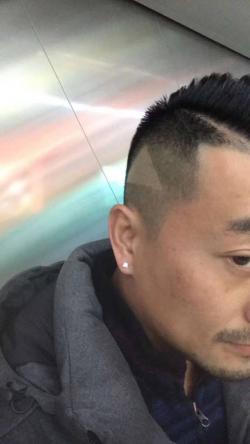 Góc oái oăm: Chụp màn hình ẩu đưa thợ cắt tóc, anh chàng Trung Quốc được luôn nút "play" trên đầu :))