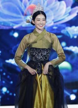 Hoa hậu Hàn Quốc bẽ bàng vì bị chỉ trích kịch liệt khi đăng quang