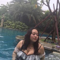 Choáng váng với nhan sắc đời thực gây 'hú hồn' của hot girl mạng Trung Quốc