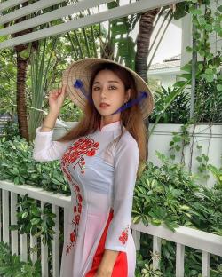DJ gợi cảm xứ Hàn khoe ảnh diện áo dài, đội nón lá ở Đà Nẵng