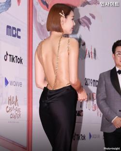 Sao Hàn diện đồ hở lưng: YoonA đẹp như nữ thần, Hwasa bị chê phản cảm