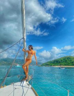 Nữ thần phim 18+ xứ Đài diện bikini bỏng rẫy trên du thuyền