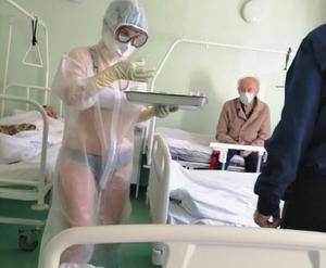 Y tá Nga gây sốc khi lộ nội y trong đồ bảo hộ