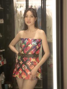 Trend lấy gối làm váy nhạt dần, Kỳ Duyên và Minh Triệu dùng túi giấy hàng hiệu che thân siêu sexy