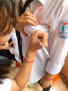 Lan truyền ảnh nữ sinh Việt nắn bóp vòng 1 bạn học để ký lưu bút