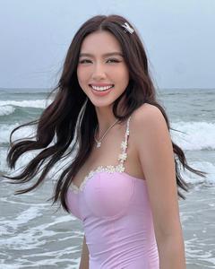Thùy Tiên, Ngọc Thảo khoe dáng nóng bỏng với bikini