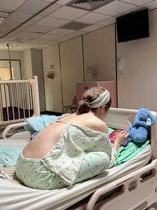 Mẫu nữ bị chỉ trích dữ dội vì chụp ảnh khoe trọn vòng một trên giường bệnh