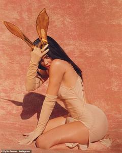 Kylie Jenner - tỷ phú trẻ nhất thế giới tung ảnh hóa nàng thỏ gợi cảm mừng lễ Phục sinh