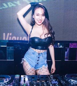 Bà xã DJ của Khắc Việt khoe bụng bầu với áo tắm, nhưng vòng 1 'ngoại cỡ' mới gây chú ý