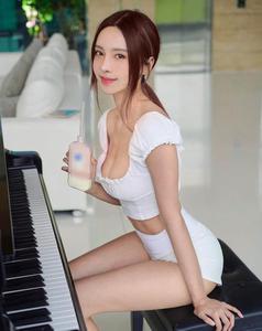 Vũ công hot girl Malaysia 'lộ' bí kíp giữ vòng eo nổi múi
