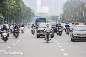 Giữa 'cách ly toàn xã hội', xe cộ đầy đường phố Thủ đô