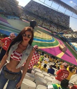Không được khoe đường cong, ‘Nữ CĐV nóng bỏng nhất World Cup’ chê chủ nhà Qatar