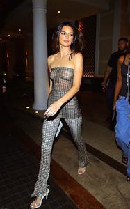 Kendall Jenner diện áo xuyên thấu, mặc lại của Kylie Jenner