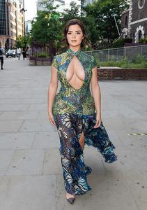 'Bản sao Kylie Jenner' diện váy khoe ngực khủng