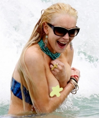 Lindsay Lohan bị sóng đánh tuột cả áo