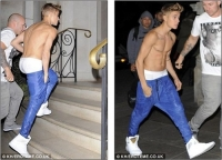 Justin Bieber cởi trần, quần tụt quá mông khoe quần lót trên phố - vãi thời trang :))