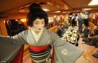 Tiếp cận geisha nam duy nhất trên thế giới