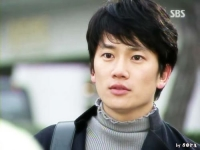 "Thẩm du" qua điện thoại theo Sao Hàn Ji Sung