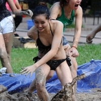 Ngày hội tắm bùn vui nhộn ở Hà Nội