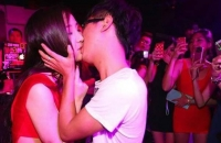 nụ hôn của e này đáng giá 6000$ sao trời.