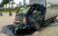 Hà Nội: Xe tải nát bét đầu vì đâm vào sườn xe buýt