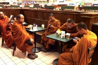 Dân Thái xôn xao vì những nhà sư uống Starbucks, dùng iPhone, gọi đồ ăn sẵn