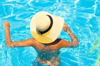 Đi bơi thường xuyên - thủ phạm khiến da hư hỏng