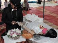'Đám cưới ma' cho cặp nam nữ chết đuối