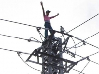 Giải cứu một phụ nữ trên đỉnh cột điện