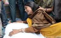 Thiếu nữ Ấn Độ bị kẻ cưỡng hiếp lôi khỏi tay cha mẹ
