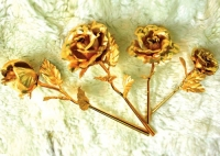 Quà Valentine: Hoa hồng dát vàng 24k cháy hàng