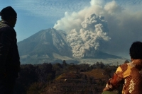 Núi lửa Indonesia phun trào, 200.000 người sơ tán-nhìn người dân tội quá