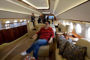 Con nhà giàu Trung Quốc chi bộn tiền, thuê máy bay riêng rời ổ dịch Mỹ