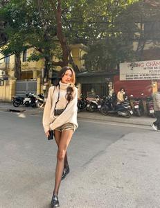 Diện áo giấu quần, bạn gái Top 10 Hoa hậu của Đoàn Văn Hậu khéo léo biến tấu tránh hớ hênh