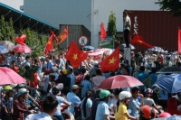 Hàng ngàn công nhân nghỉ làm, tuần hành phản đối Trung Quốc gây hấn