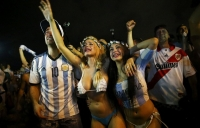 ///Fan nữ ngực bự khóc ròng mừng Argentina vào chung kết>>>>nhìn em mà nuốt nước miếng ừng ực