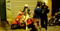 Clip thanh niên Việt thách cảnh sát giữ xe bạn gái