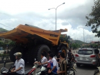 Siêu xe tải trăm tấn xuất hiện trên đường phố Việt Nam !