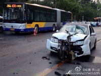 Xe đạp điện Trung Quốc tông vỡ đầu xe Đức . wat the hell :O